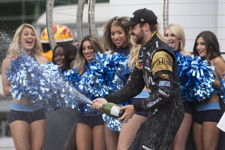 Toronto. Il pilota James Hinchcliffe festeggia la vittoria con lo champagne (Ap)